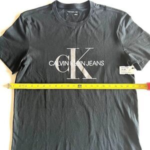 Calvin Klein Graphic Tee - Size: M